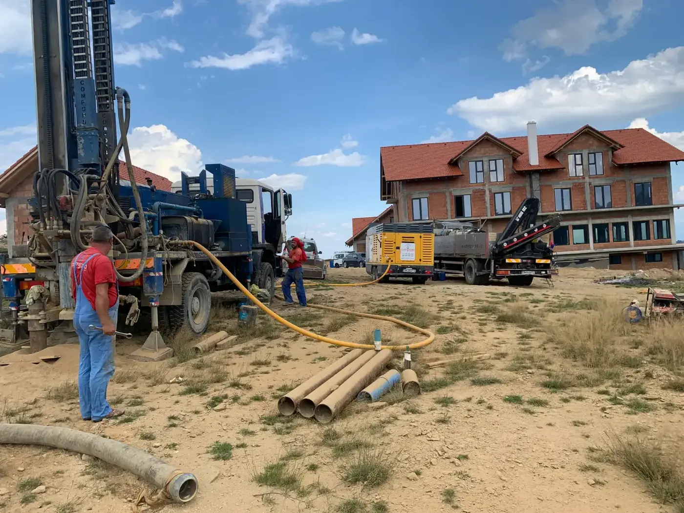 Instalație Comporsa cu ciocan de fund, la un foraj în rocă dură