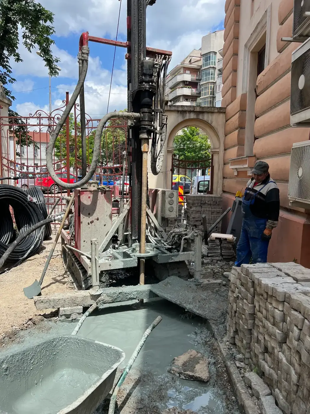Instalație de foraj Comporsa montată pe camion, la lucru