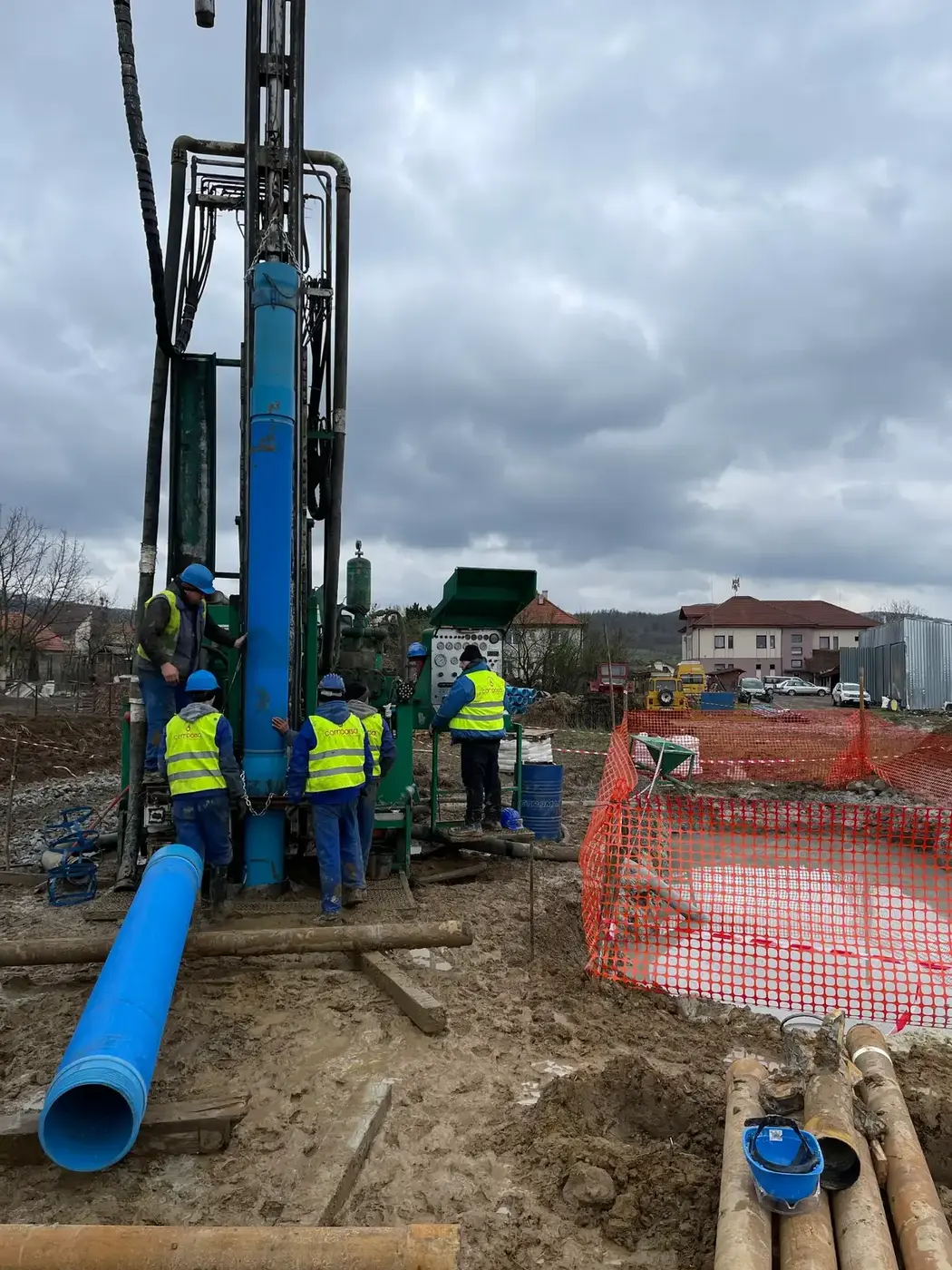 Echipa Comporsa montând coloana și echipamentul de pompare la un puț forat