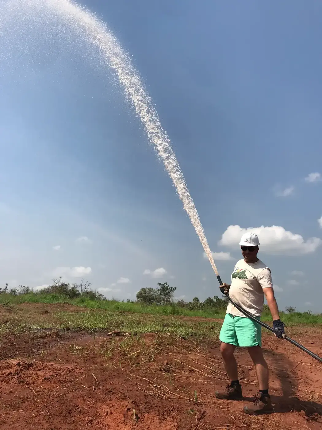 Echipa Comporsa lângă instalația de foraj, în Africa